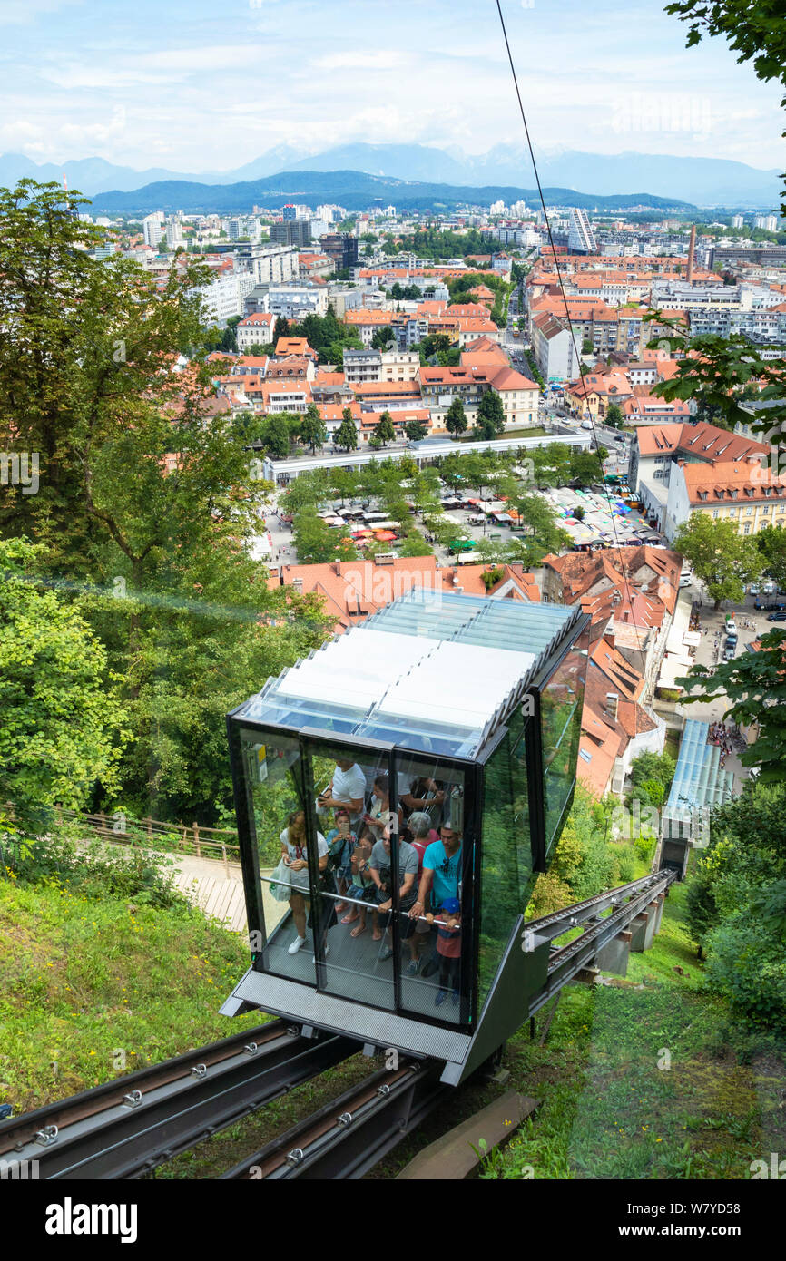 Die Burg von Ljubljana Glas Standseilbahn Auto auf der Standseilbahn verbinden die Stadt Krekov Trg Platz mit der Burg von Ljubljana Ljubljana Slowenien Eu Europa Stockfoto