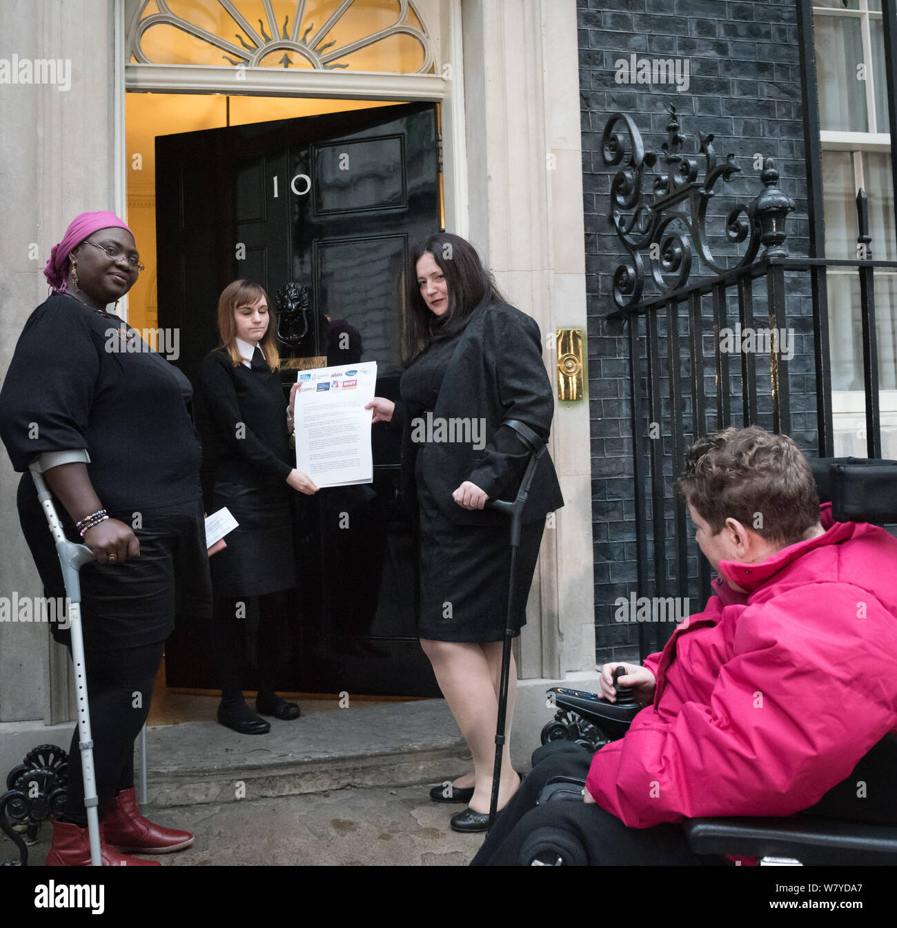 Downing Street, London, UK. 18. November 2015. Lehrstuhl für die Pflege und den Support Alliance (CSA) Vicky McDermott, zusammen mit zwei behinderte Kunden o Stockfoto