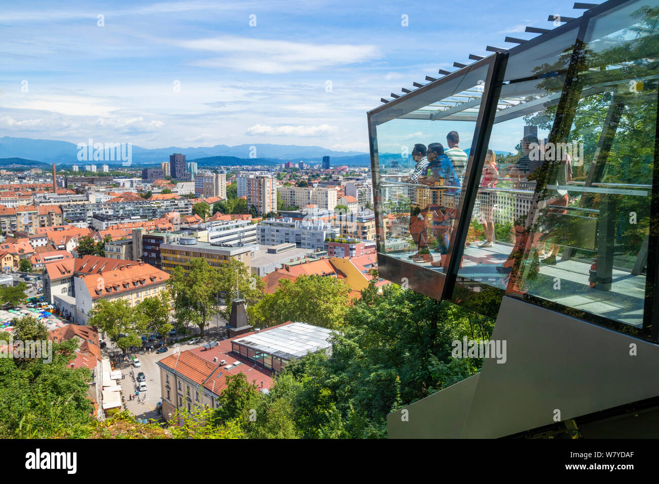 Touristen im Inneren der Burg von Ljubljana Glas Standseilbahn Auto auf der Standseilbahn verbinden die Stadt mit der Burg von Ljubljana Ljubljana Slowenien Eu Europa Stockfoto