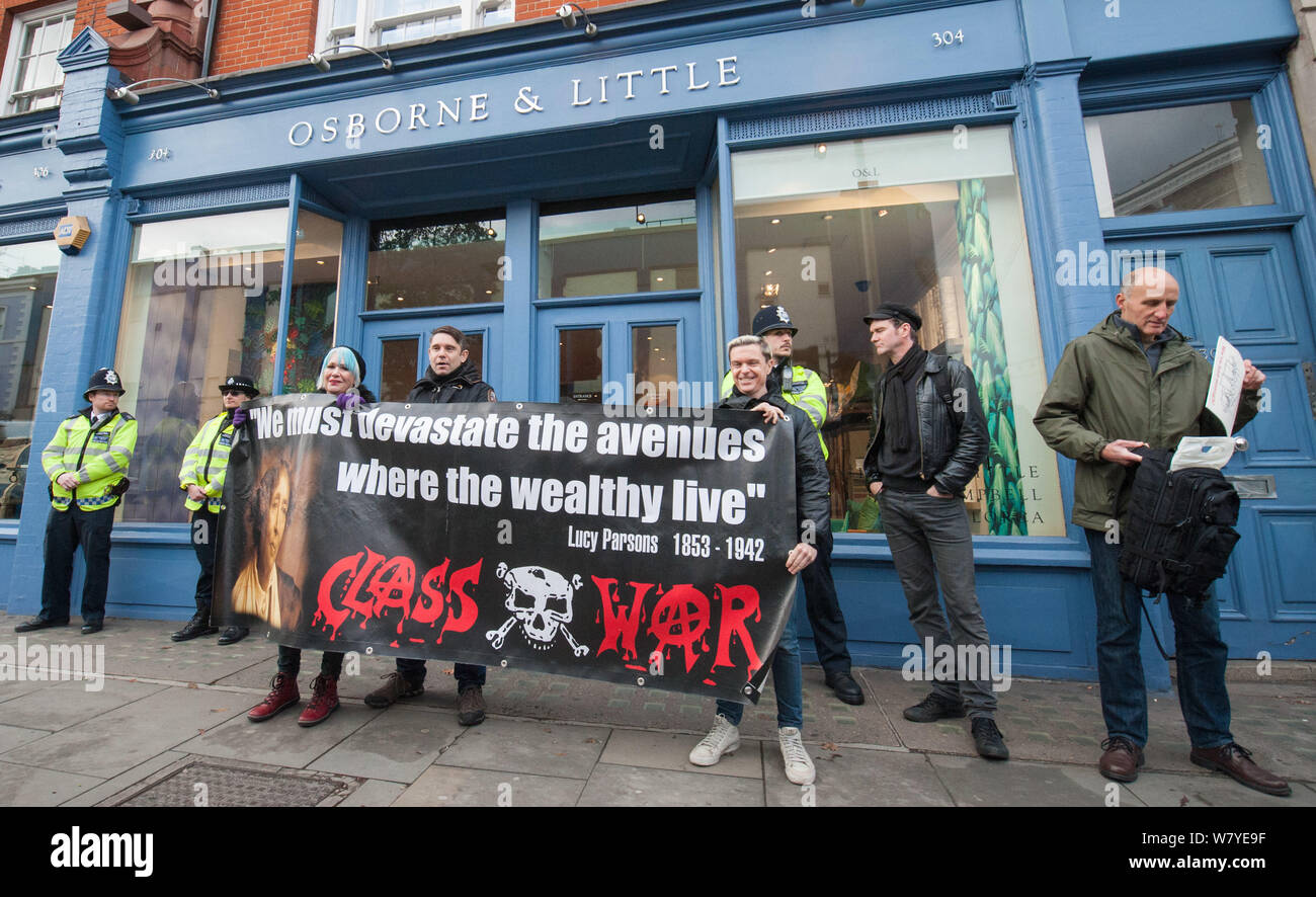 Osborne & Little, 304 King's Road, London, UK. 25. November 2015. Eine kleine Versammlung der Mitglieder der antikapitalistischen Protest Gruppe Klasse Krieg attem Stockfoto