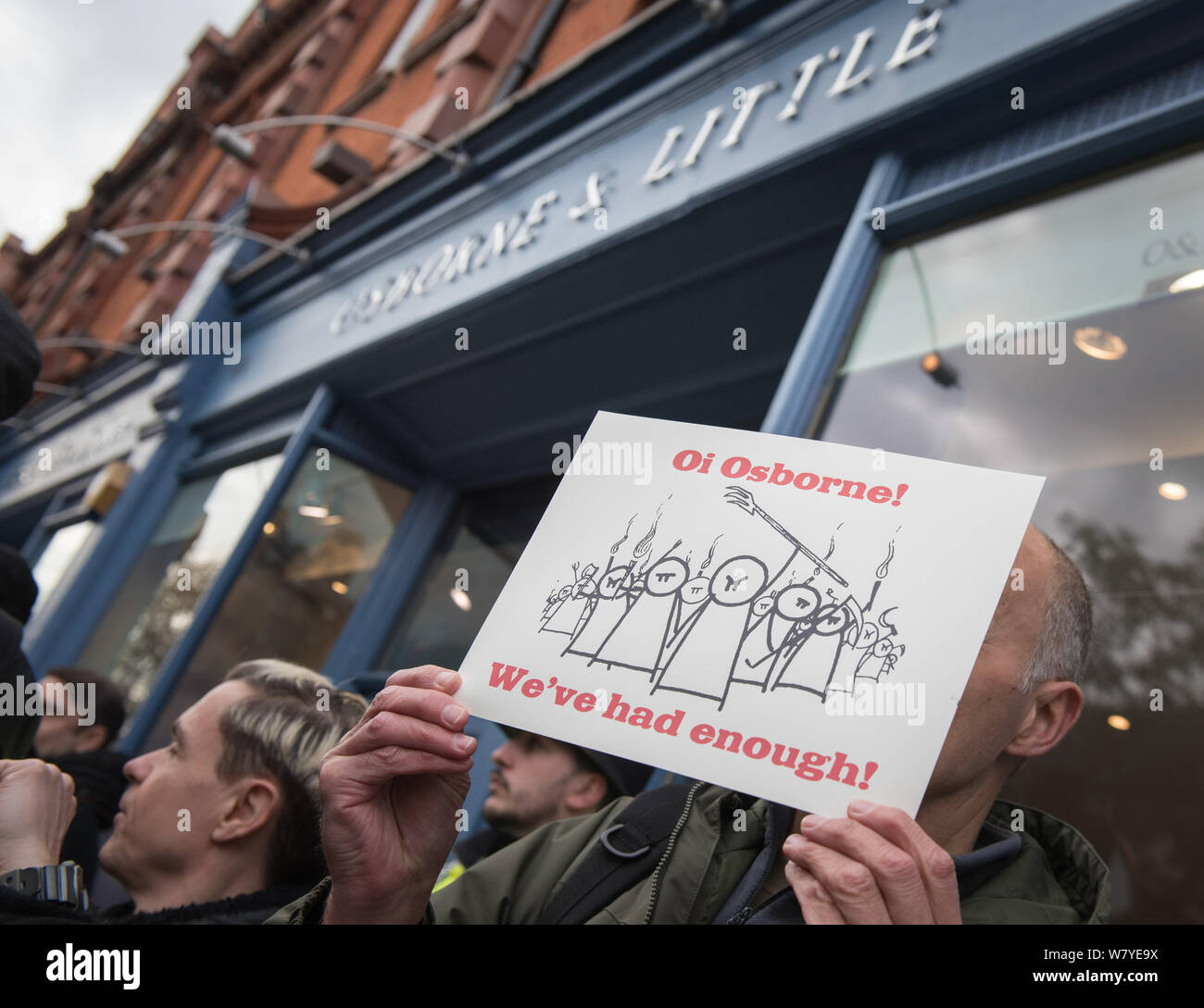 Osborne & Little, 304 King's Road, London, UK. 25. November 2015. Eine kleine Versammlung der Mitglieder der antikapitalistischen Protest Gruppe Klasse Krieg attem Stockfoto
