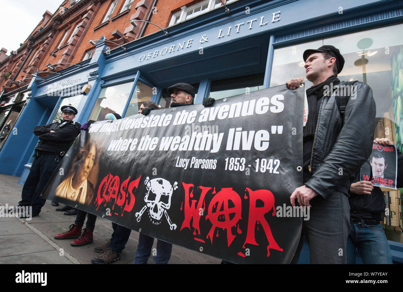 Osborne & Little, 304 King's Road, London, UK. 25. November 2015. Eine kleine Versammlung der Mitglieder der antikapitalistischen Protest Gruppe Klasse Krieg attem Stockfoto