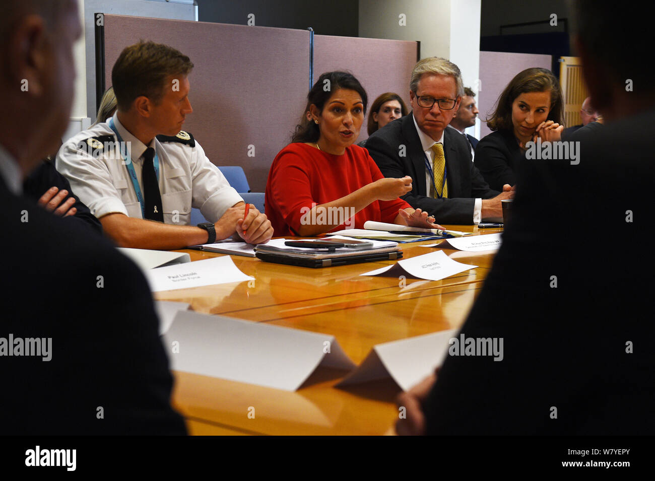 Home Secretary Priti Patel bei einem Besuch in den Hafen von Dover für eine Besprechung mit den Beamten, die über die Arbeit, die Sie tun sind glatt des Vereinigten Königreichs aus der Europäischen Union zu gewährleisten. Stockfoto