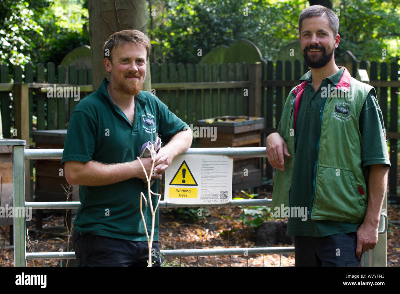 Zwei Wächter mit Bee Hive, Teil des Projekts von den Freunden von Tower Hamlets Friedhof, Tower Hamlets Friedhof, Bug, London, UK, September 2014. Stockfoto