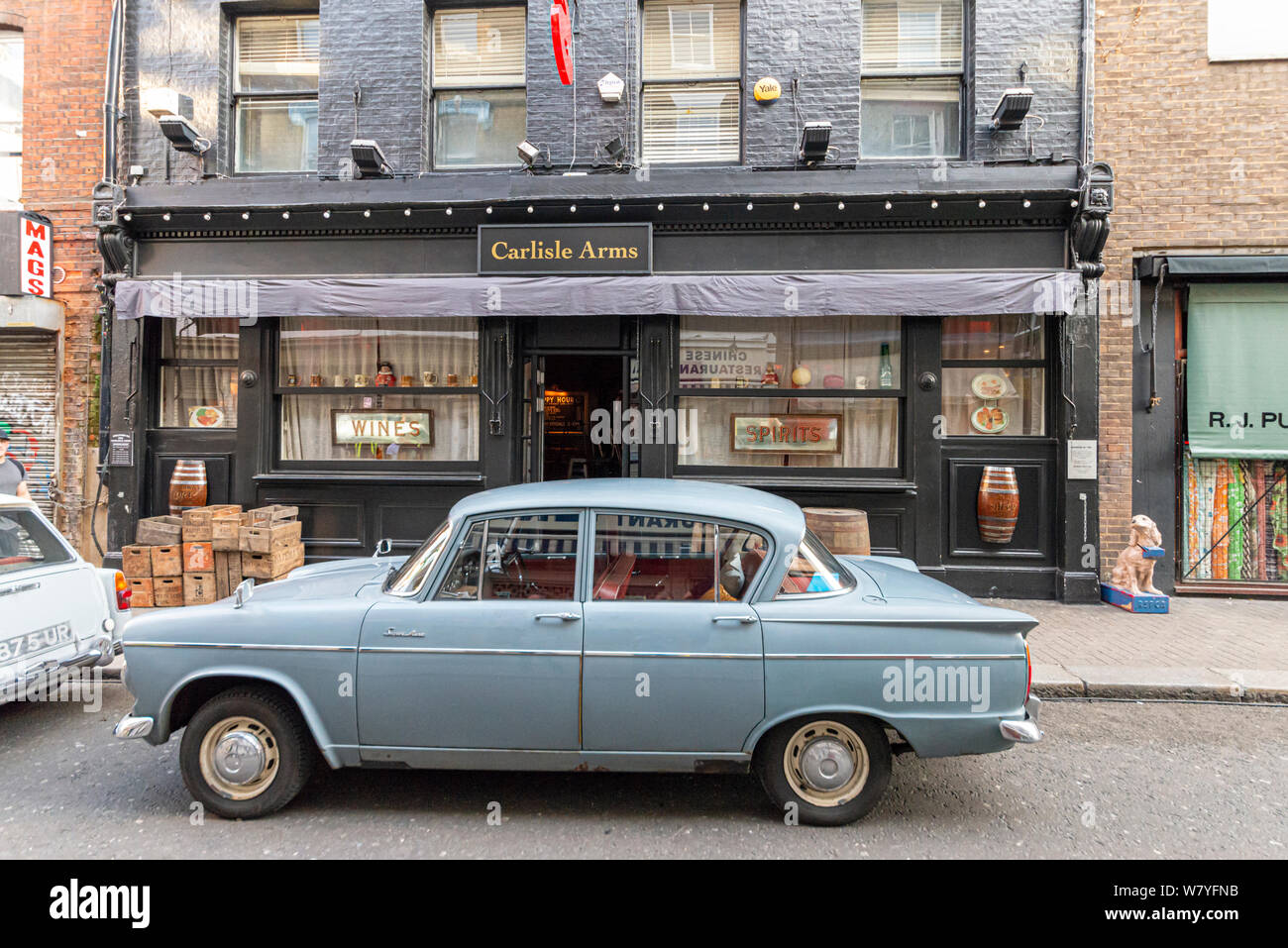 Street in Soho, London, für die in der vergangenen Nacht in Soho, einem der anstehenden psychologischen Horror Film unter der Regie von Edgar Wright gekleidet. Shop vorne und Oldtimer Stockfoto
