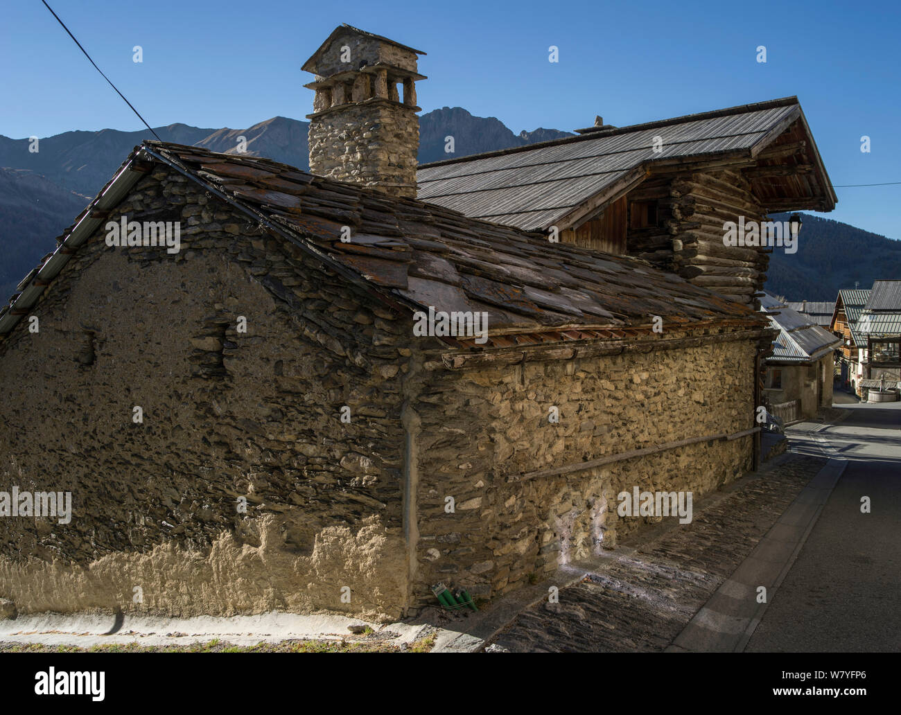 Typisches Haus in Queyras, Hautes-Alpes, Frankreich, Oktober 2014. Stockfoto