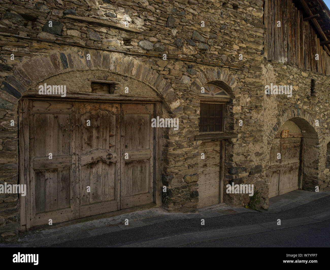 Gebäude aus Stein mit Holztüren, typisch für die Gegend. Queyras, Hautes-Alpes, Frankreich, Oktober 2014. Stockfoto