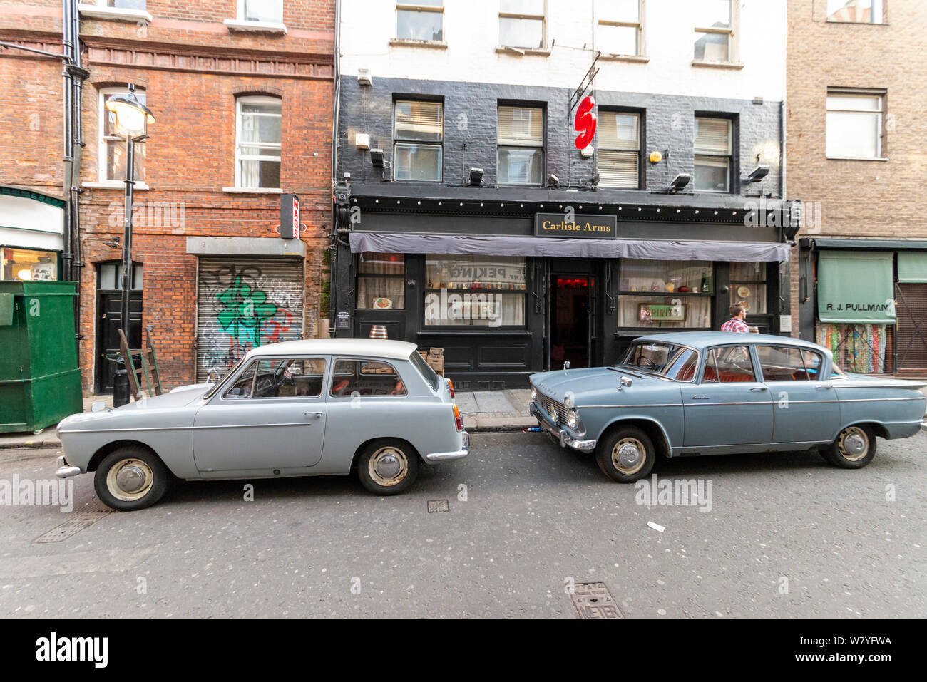Street in Soho, London, für die in der vergangenen Nacht in Soho, einem der anstehenden psychologischen Horror Film unter der Regie von Edgar Wright gekleidet. Shop vorne und Oldtimer Stockfoto