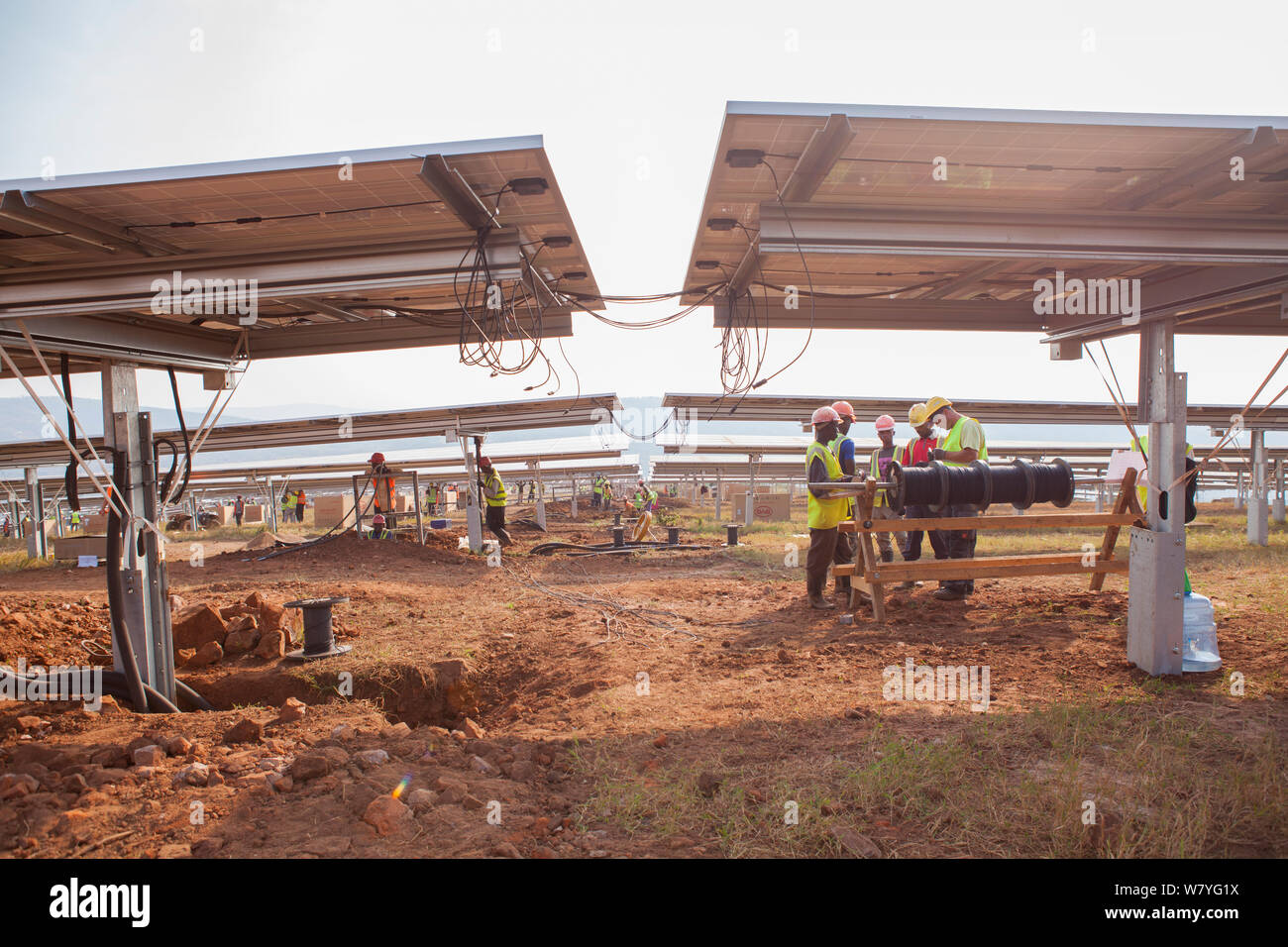 Techniker installieren von Panels in Ostafrika&#39;s größten Solarparks, sich nach Rwamagana Bezirk, Ruanda. Juli 2014. Stockfoto