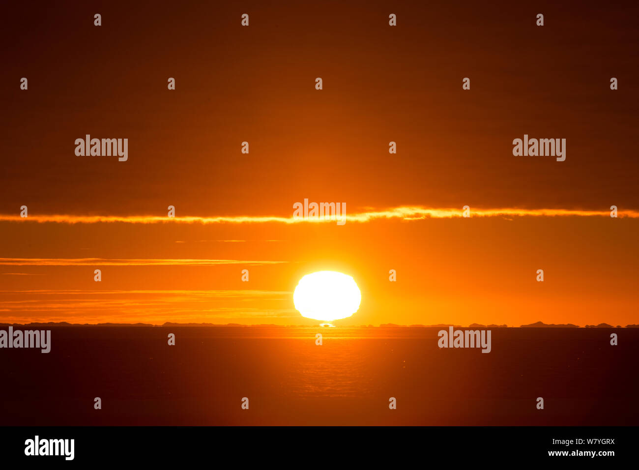 Sonnenaufgang über dem östlichen Beaufort Meer, aus arktischen Küste, Alaska Stockfoto