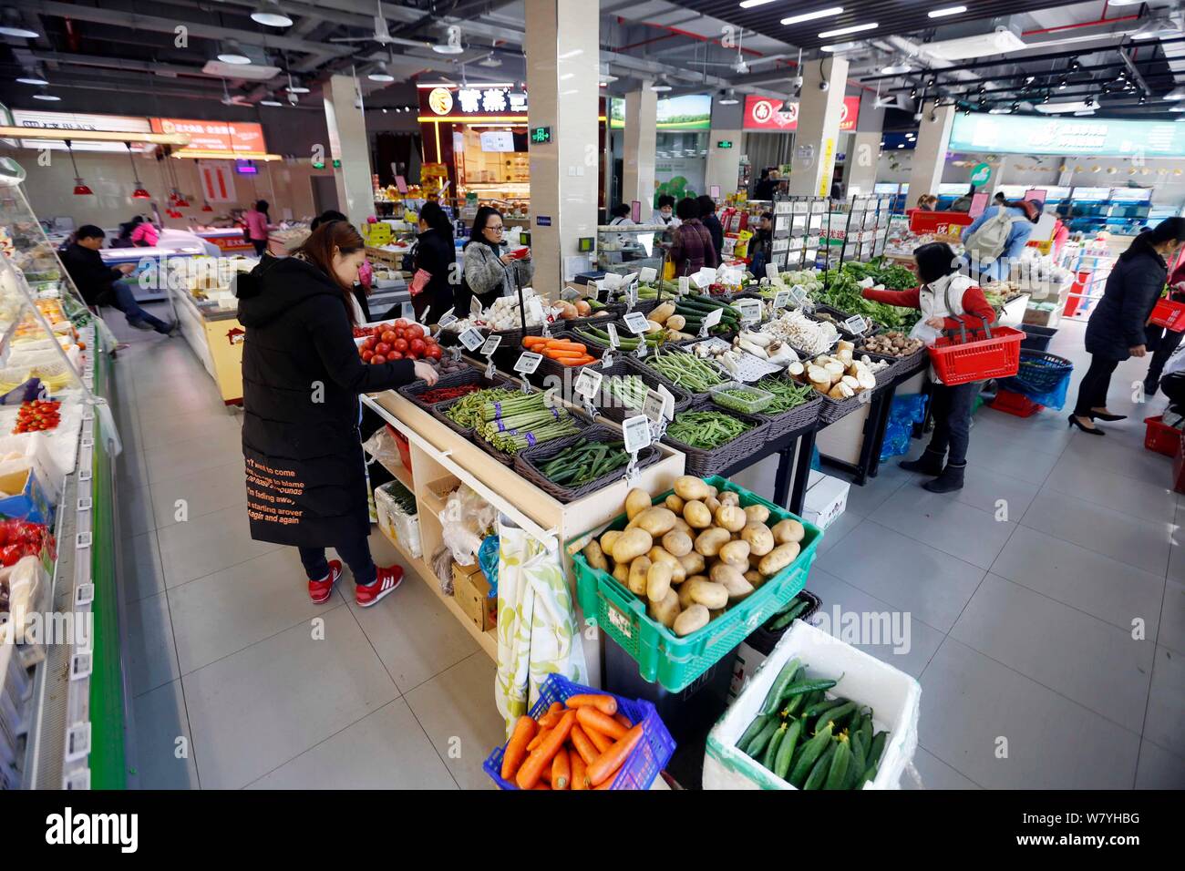 Kunden shop für Gemüse mit Barcodes auf einem Markt in Shanghai, China, 6. März 2017. Einen nassen Markt auf Downtown Huashan Road bietet jetzt QR Stockfoto