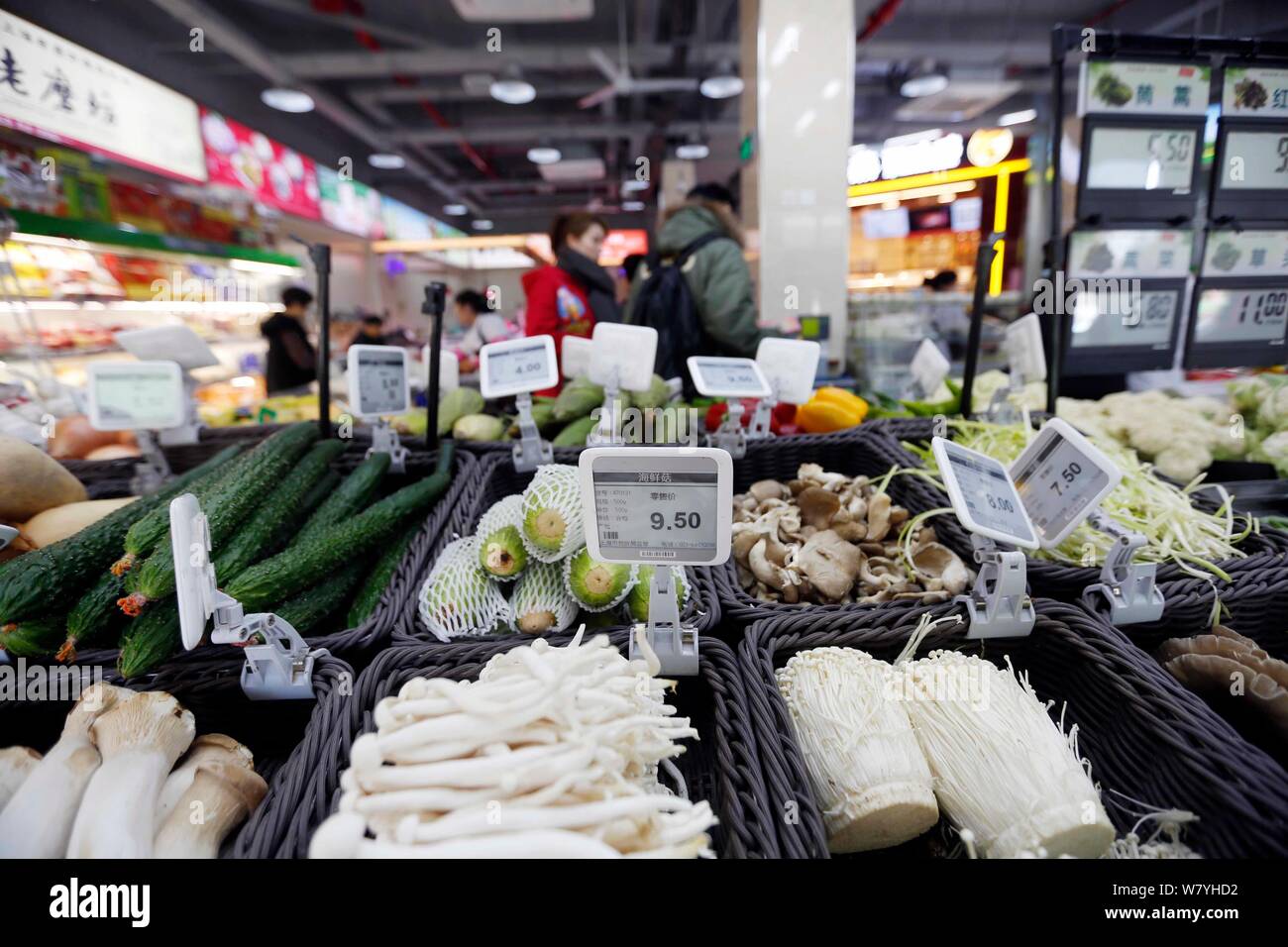 Kunden shop für Gemüse mit Barcodes auf einem Markt in Shanghai, China, 6. März 2017. Einen nassen Markt auf Downtown Huashan Road bietet jetzt QR Stockfoto