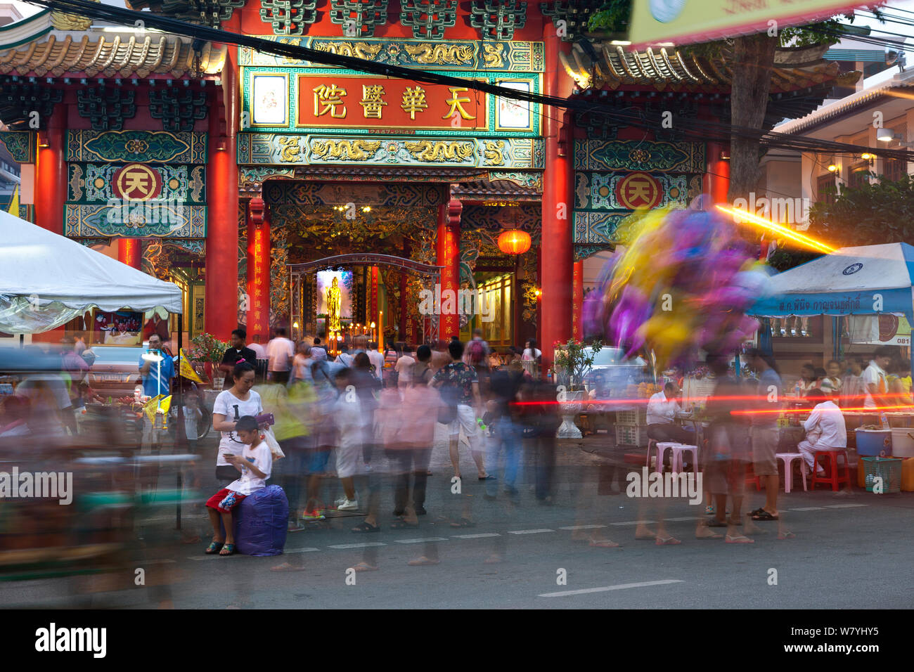 Menschen, die auf Vor einem Schrein, China Town Viertel von Bangkok. Thailand, September 2014. Stockfoto