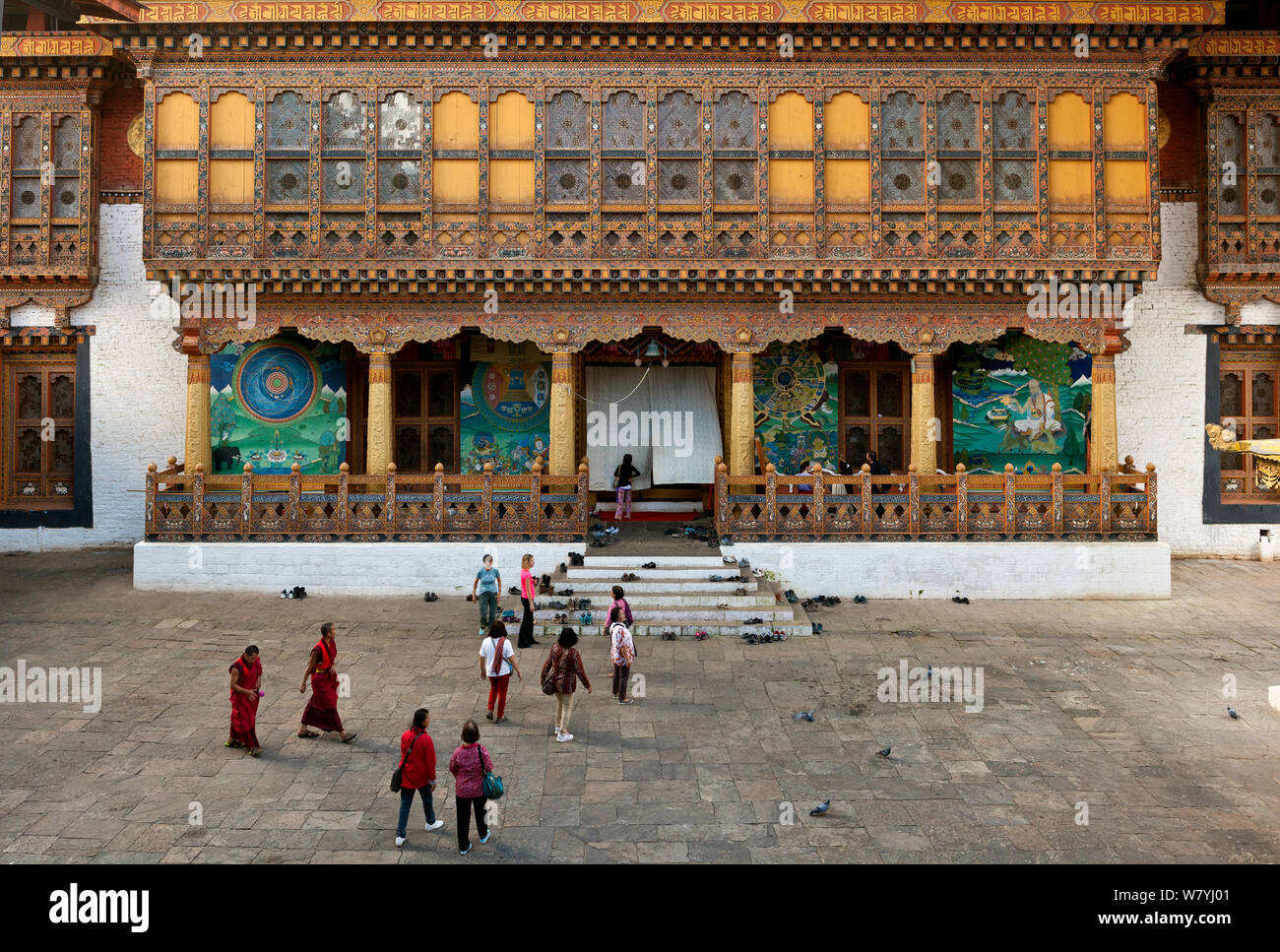 Innenhof in Punakha Dzong, am Zusammenfluss von Mo Chhu und Pho Chhu Flusses gebaut. Bhutan, Oktober 2014. Stockfoto
