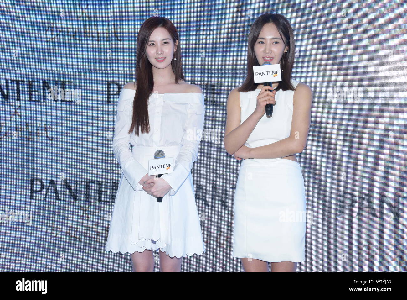 Sängerinnen und Schauspielerinnen Seo Ju-hyun (Seohyun), links, und Kwon Yu-ri (JURI) der Koreanischen Mädchen Gruppe Girls' Generation besuchen eine Werbeveranstaltung für h Stockfoto