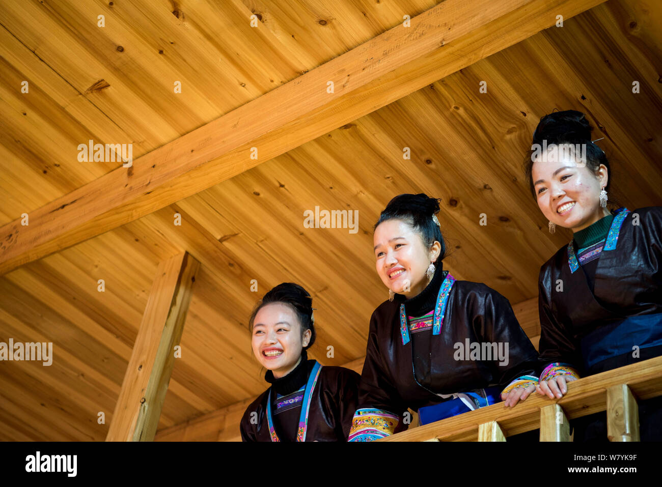 Chinesische Frauen von Dong ethnische Gruppe, die traditionelle Kostüme sind dargestellt im mehrstimmigen Chorgesang kam Grand Chor oder Grand Lied in englischer Sprache Stockfoto