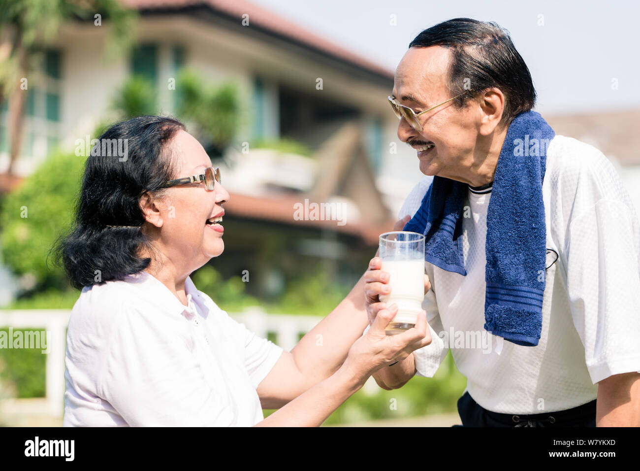 Senior Paar hält Glas Milch Stockfoto