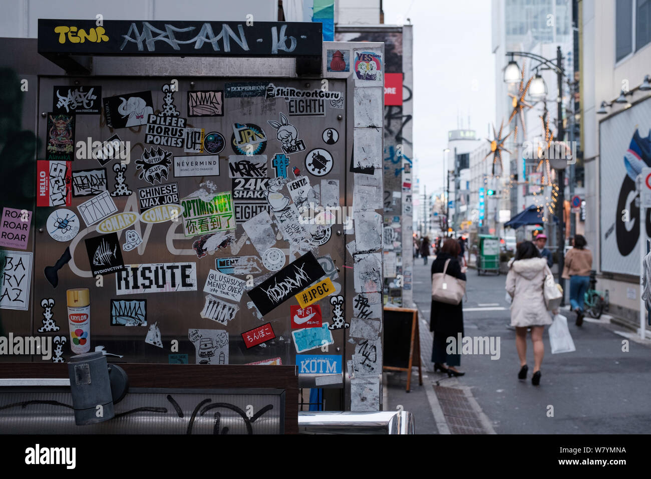 Kammer gefüllt mit Aufklebern in der zeitgenössischen Nachbarschaft in Tokio, Japan. Stockfoto