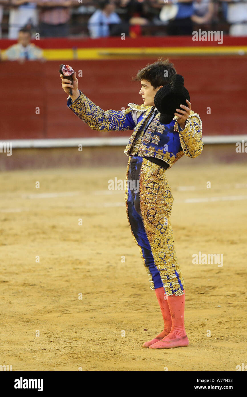 Matador mit Ohr von Bull, ein &#39; Trofeo &#39; oder Trophäe für eine gute Leistung, Plaza de Toros, Valencia, Spanien. Juli 2014. Stockfoto