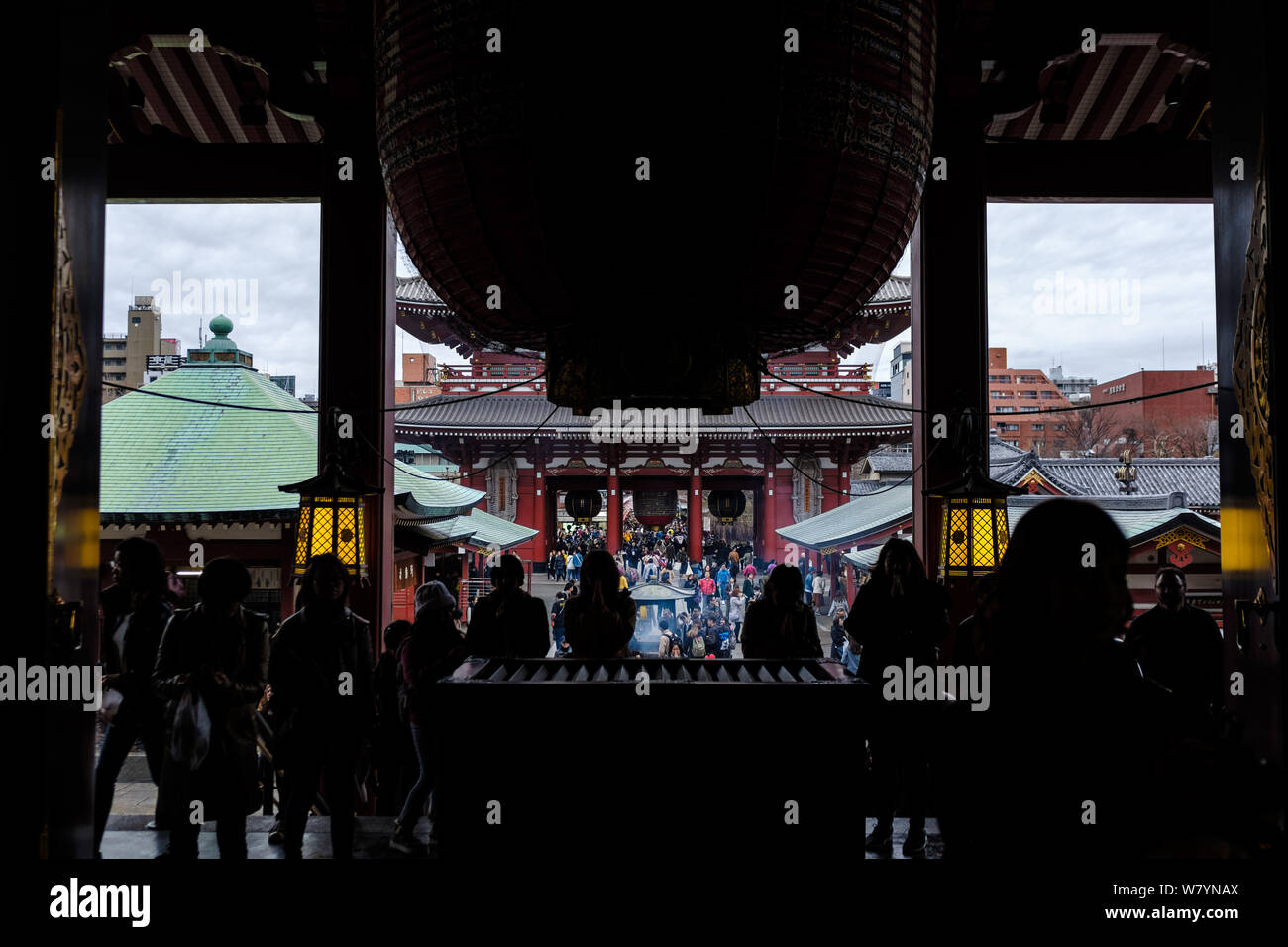 Leute, die sich für buddhistische Tempel in Japan Stockfoto