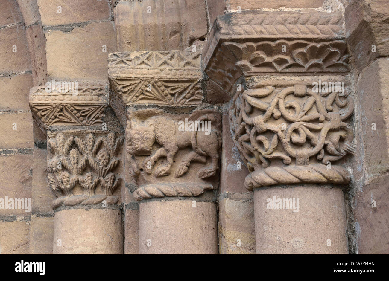 Stein geschnitzten Motiven eines Löwen und Garben Korn der west Eingang des Priorat Leominster, Herefordshire Schule der romanischen Skulptur, aus dem 12. Jahrhundert, Herefordshire, England. Stockfoto