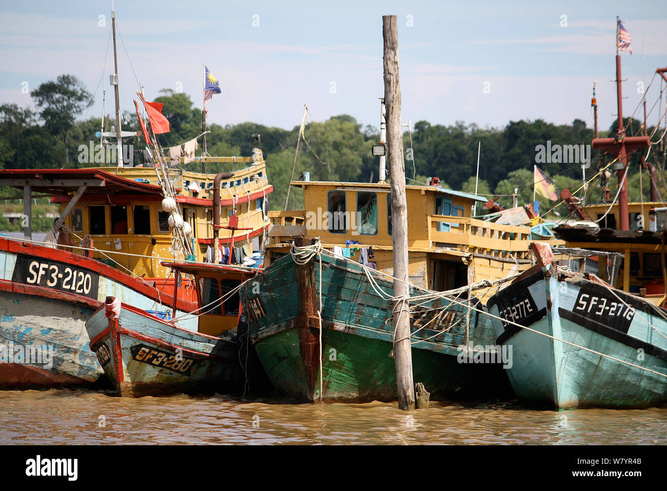 Boote im Hafen, Bintulu, Sarawark, Malaysian Borneo. Juli 2010. Stockfoto