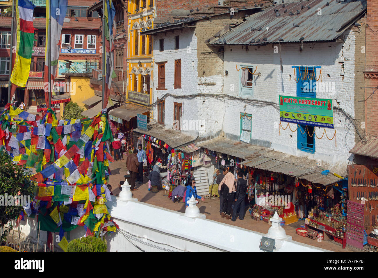 Geschäfte und Gebetsfahnen um Bodnath, der größten Stupa in Nepal, Durbar Square, Kathmandu, Nepal. November 2014. Stockfoto