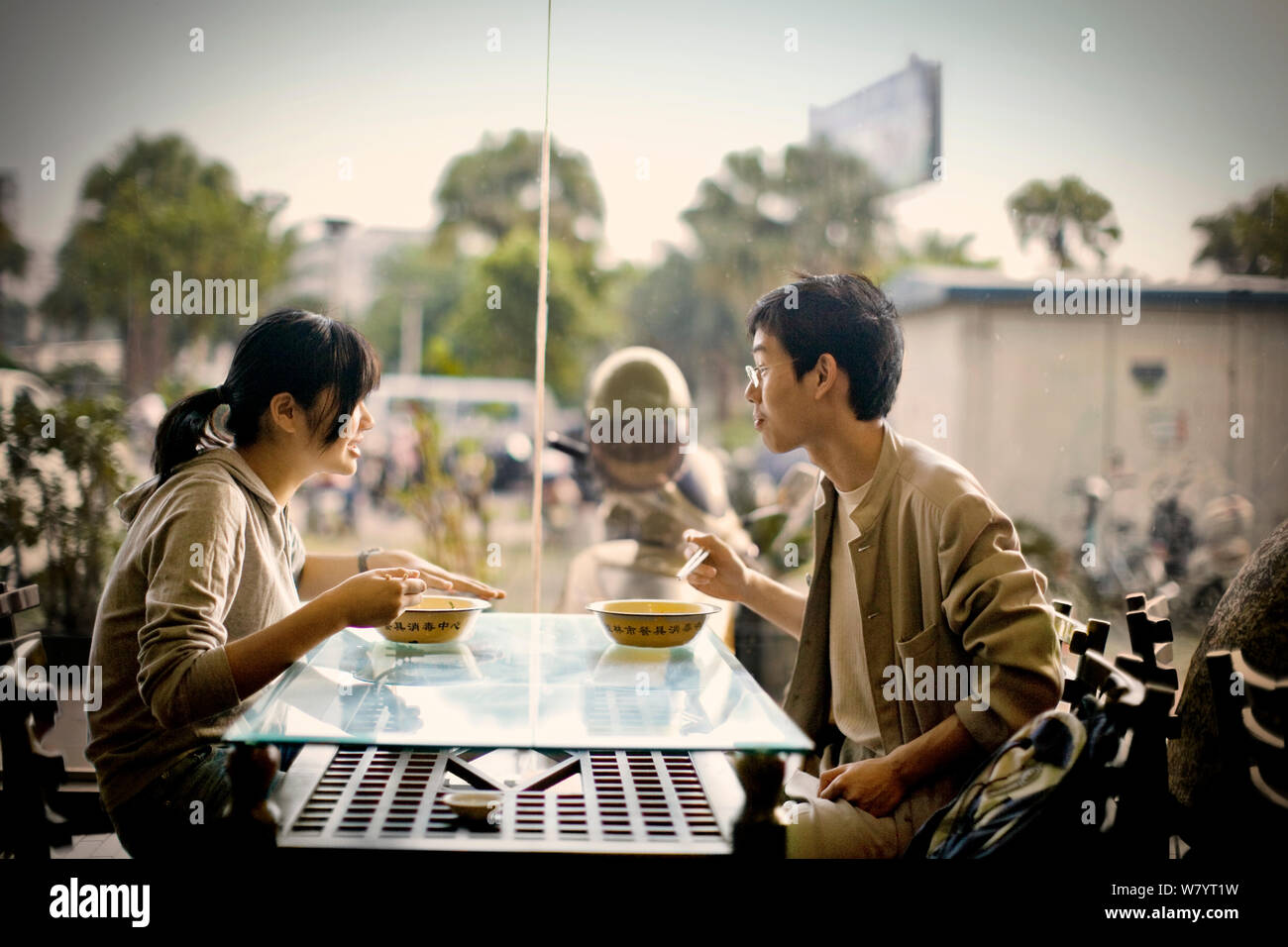 Junges Paar im Restaurant Essen Stockfoto