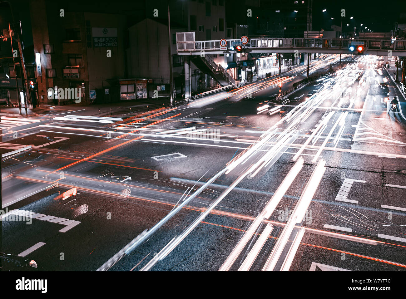 Lange Belichtung einer belebten Kreuzung in Kyoto. Stockfoto