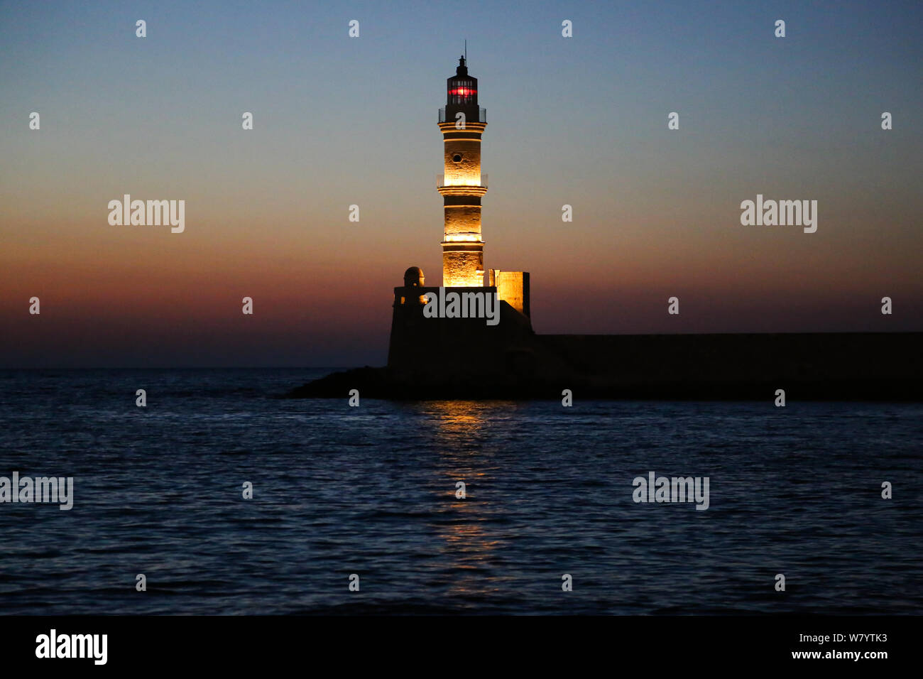 Eine allgemeine Ansicht des 16. Jahrhunderts, venezianischen Leuchtturm von Chania bei Sonnenuntergang Stockfoto