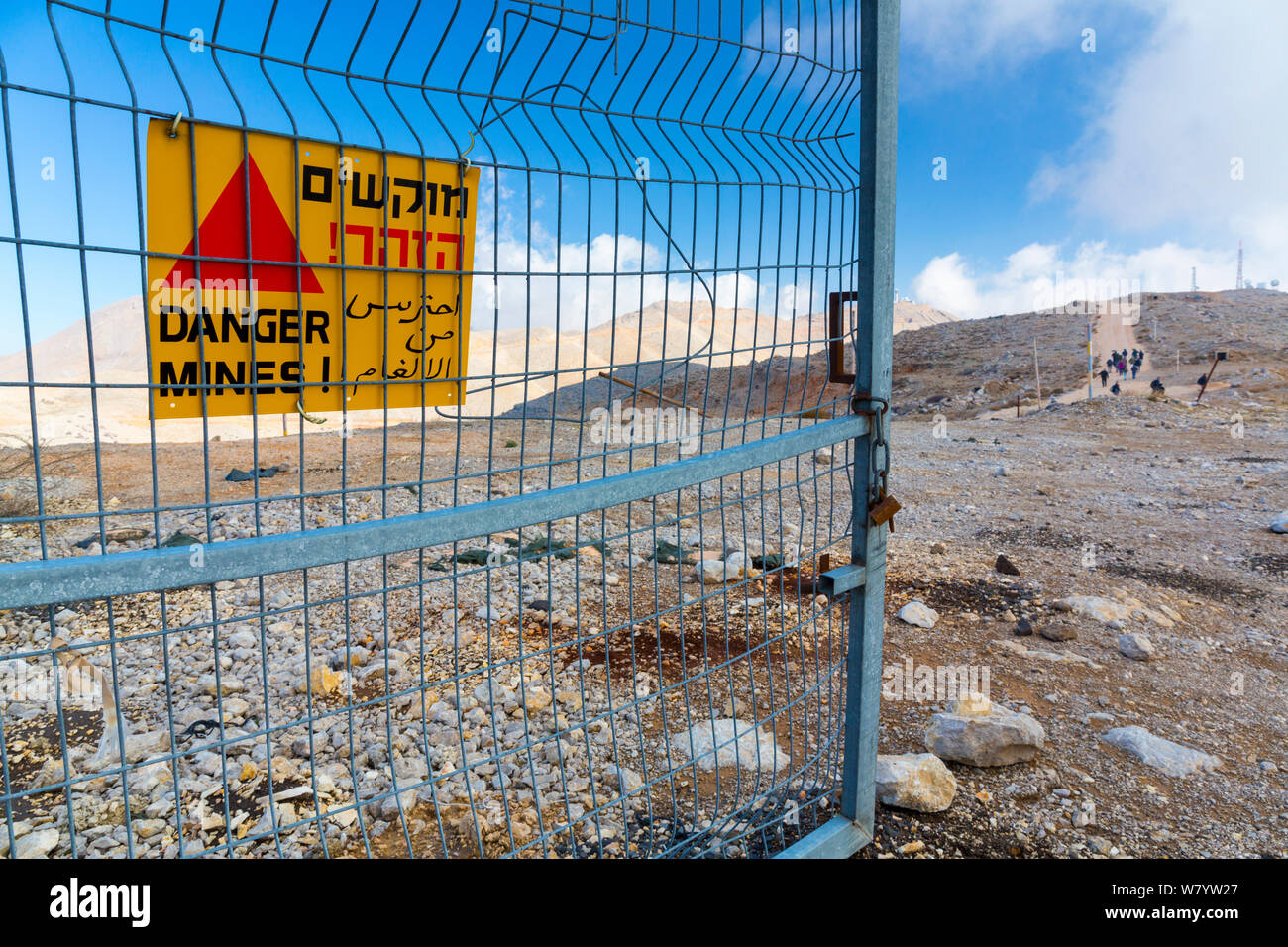 Gatter mit dem Warnschild Warnung von Landminen, bis an den Berg Hermon Golanhöhen, Israel, November. Stockfoto