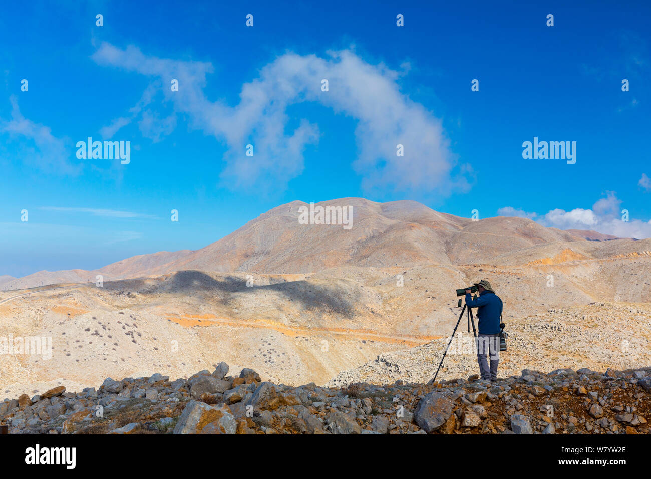 Vogelbeobachter durch Teleskop suchen, bis an den Berg Hermon, Israel, November. Stockfoto