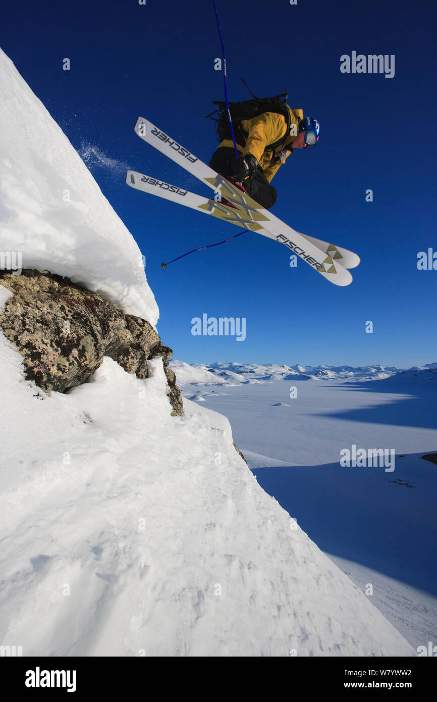 Skifahrer springt über Felsen, Jotunheimen, Norwegen, April 2005. Stockfoto