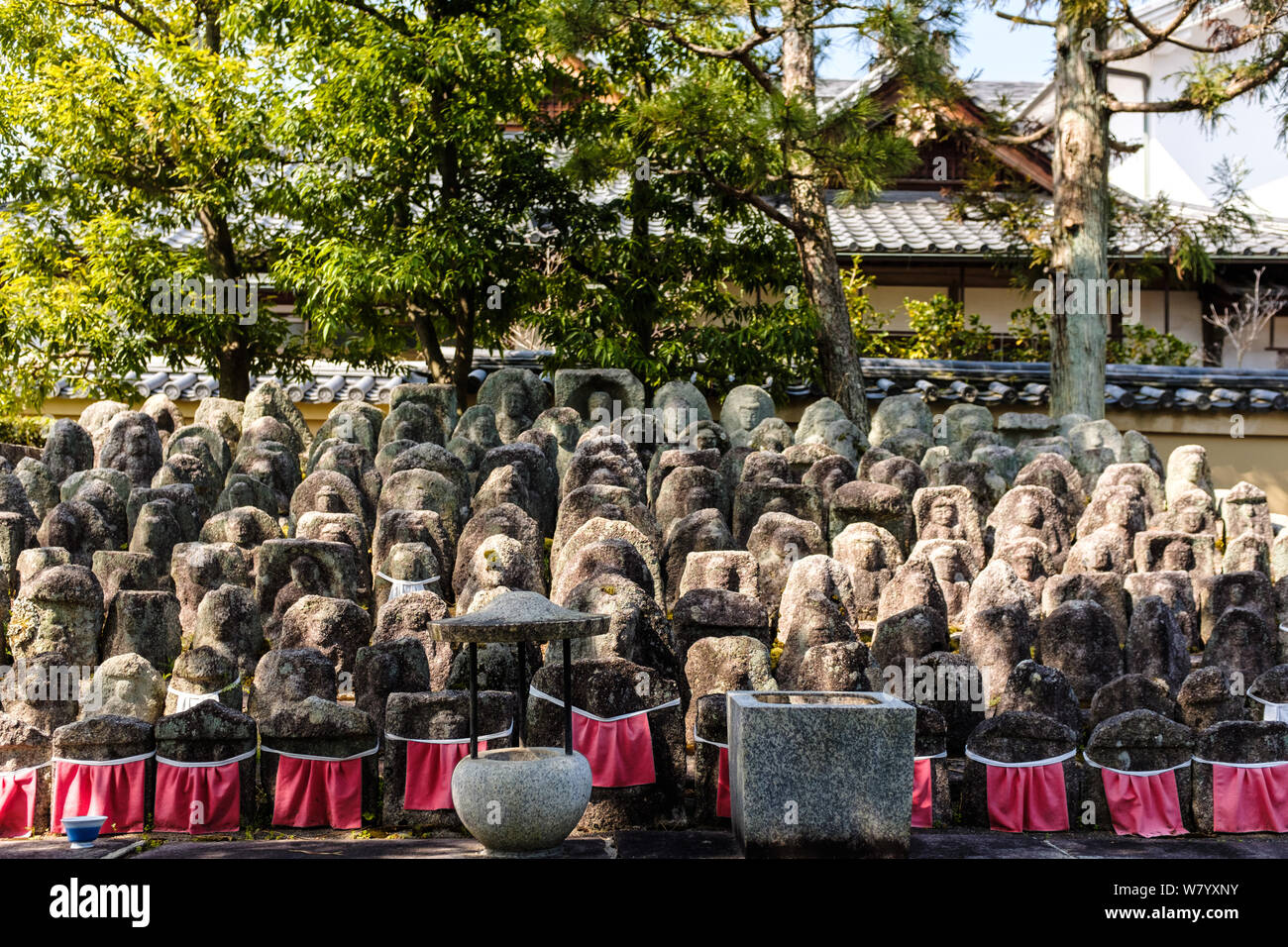 Friedhof in einem japanischen Zen-Kloster in Tokio, Japan Stockfoto