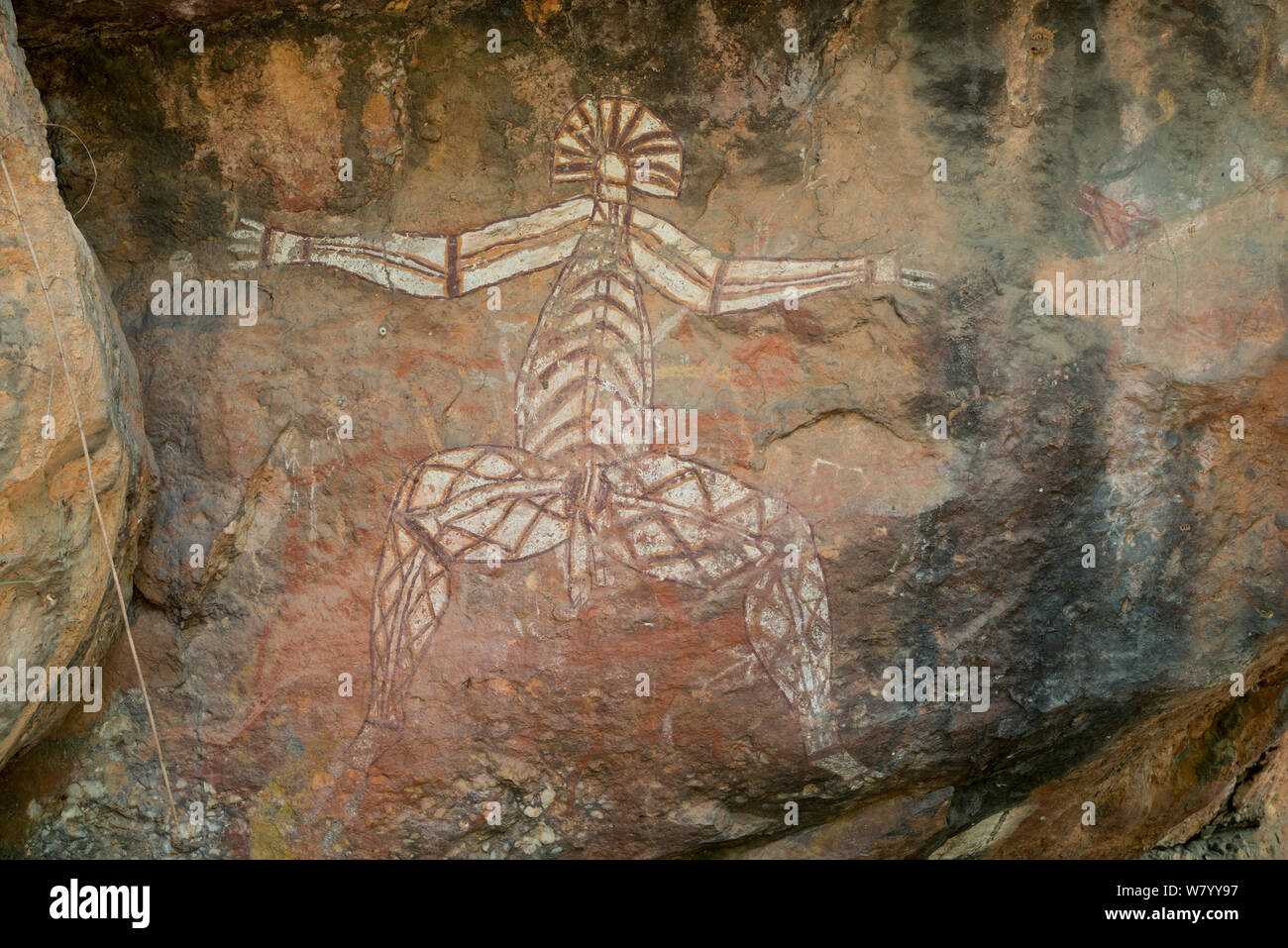 Kunst der Aborigines der männlichen Figur, Kakadu National Park, Northern Territory, Australien. Dezember 2012. Stockfoto