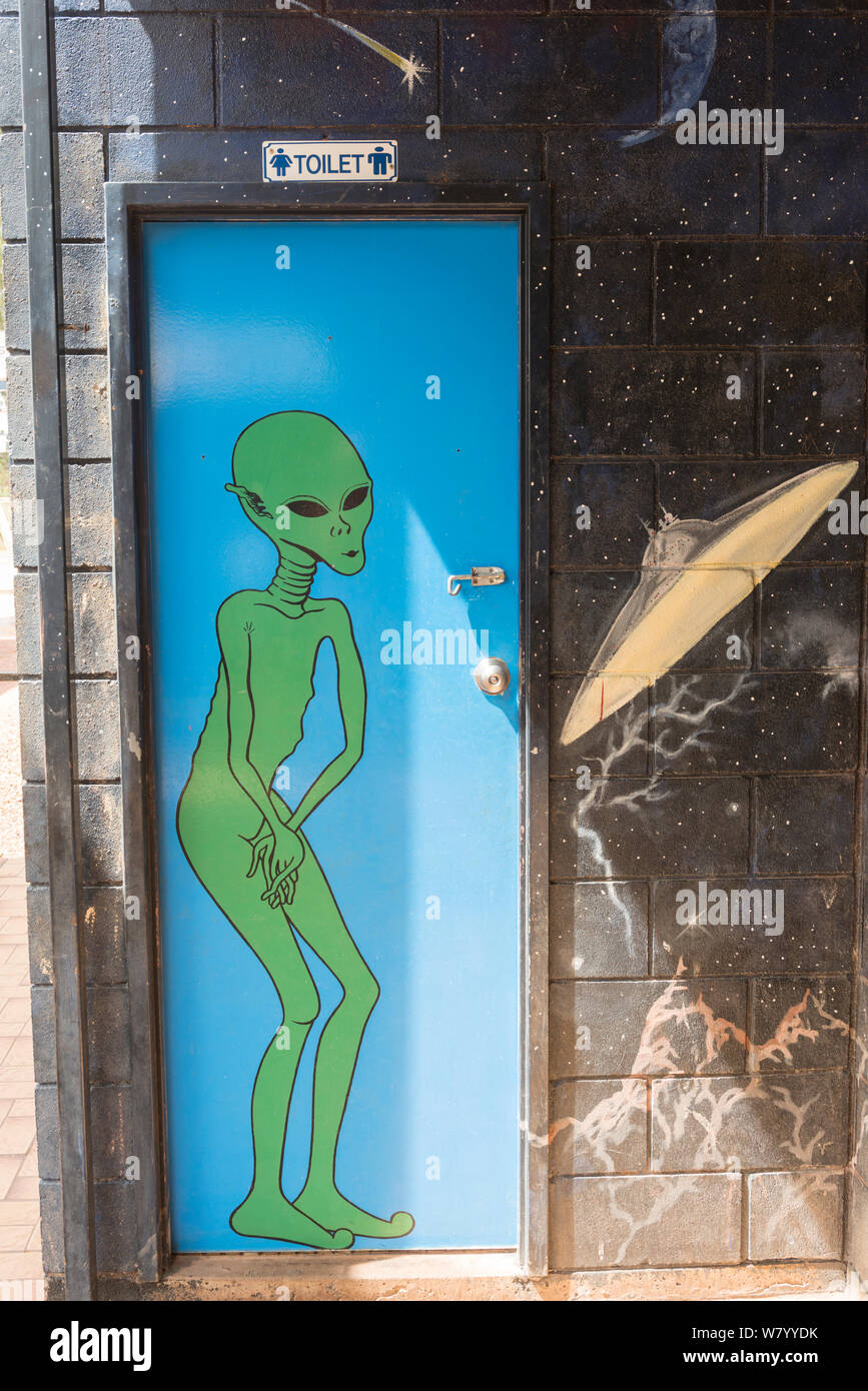 Wc-Tür mit alien Wandbild bei Wycliffe Gut UFO Hauptstadt von Australien entlang des Stuart Highway, Northern Territory, Australien. Stockfoto