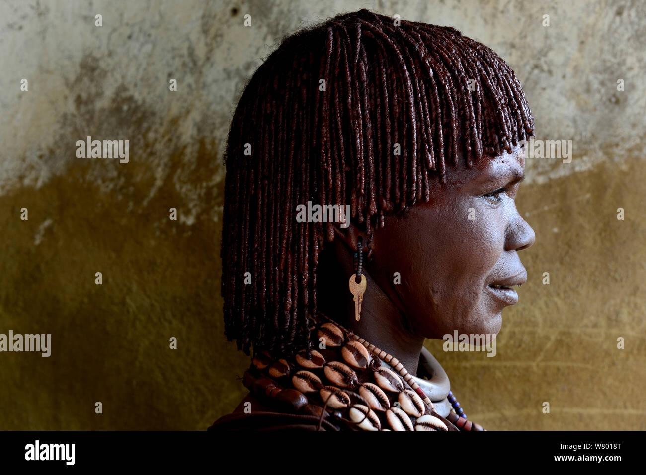 Profil Portrait von Hamer Frau mit traditionellen Ornamenten und geflochtenes Haar in Ocker und Butter bedeckt, Gebiet der hamer Stamm. Untere Omo Tal. Äthiopien, November 2014 Stockfoto