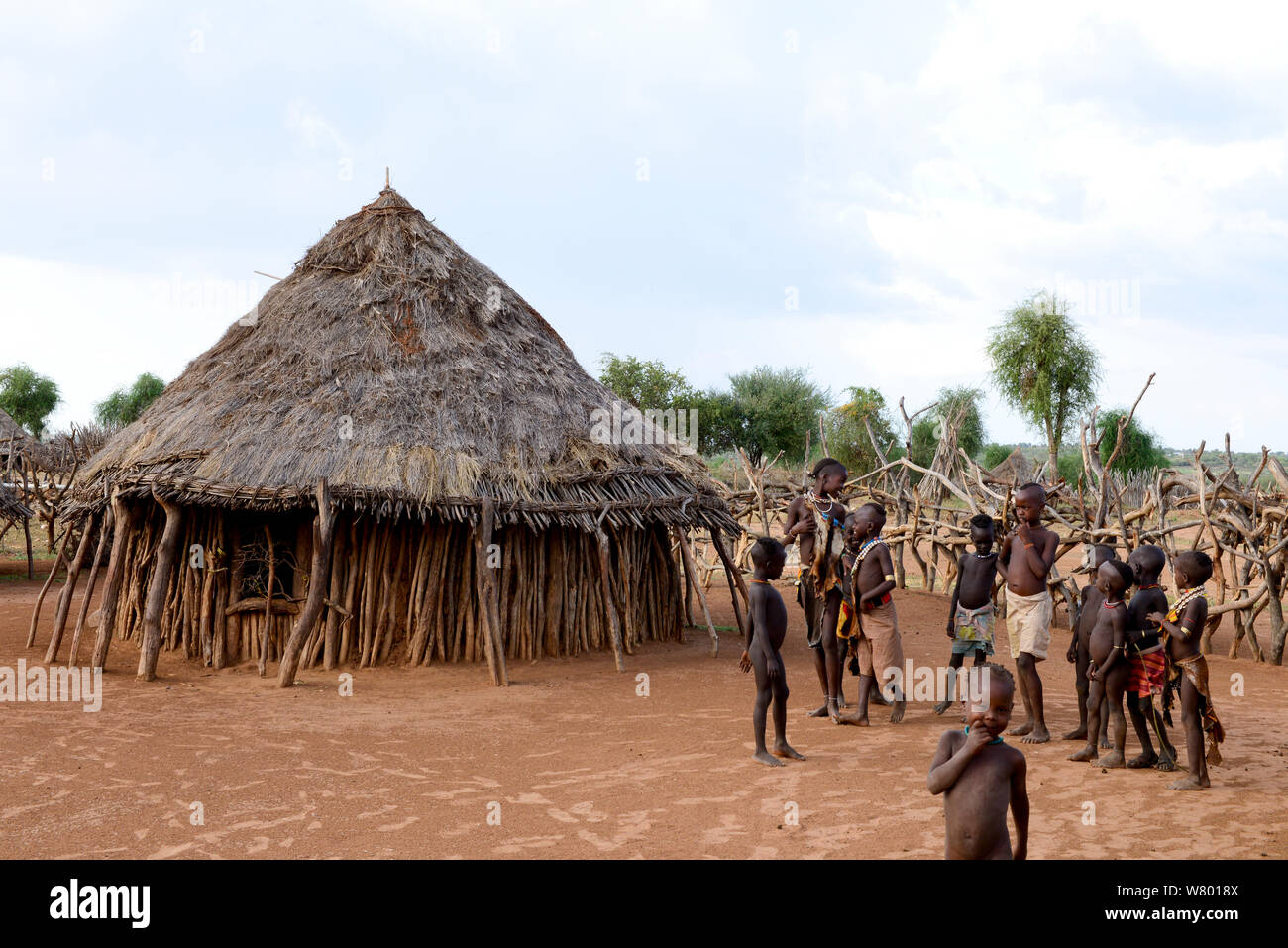 Hamer Dorf mit Menschen außerhalb der traditionellen House, Lower Omo Tal. Äthiopien, November 2014 Stockfoto