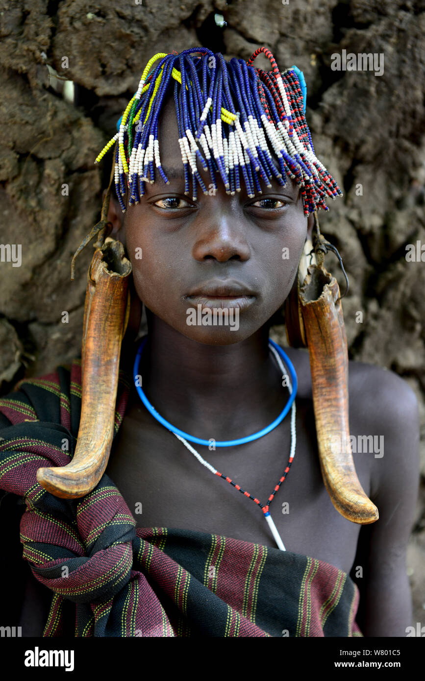 Mursi Mädchen mit traditionellem Kopfschmuck, Mago National Park. Äthiopien, November 2014 Stockfoto