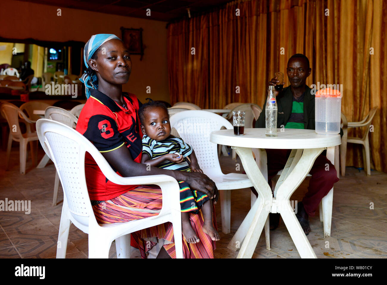 Ari Familie in Jinjka Dorf. Omo Tal. Äthiopien, November 2014 Stockfoto