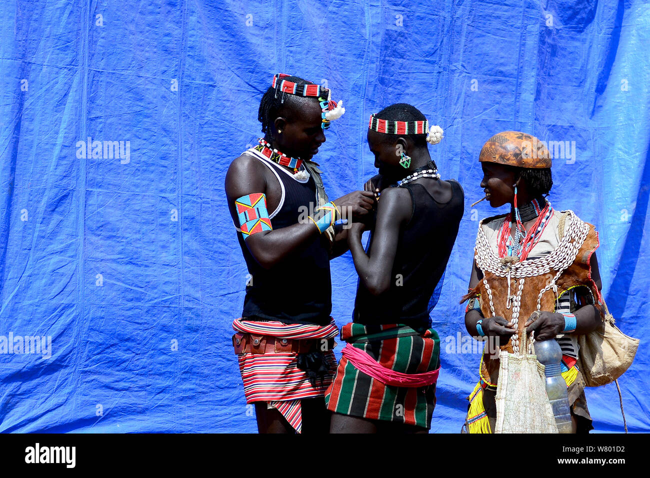 Männer und Frauen in traditionellen Kostümen, Key Ferne Markt. Banna Menschen. Äthiopien, November 2014 Stockfoto