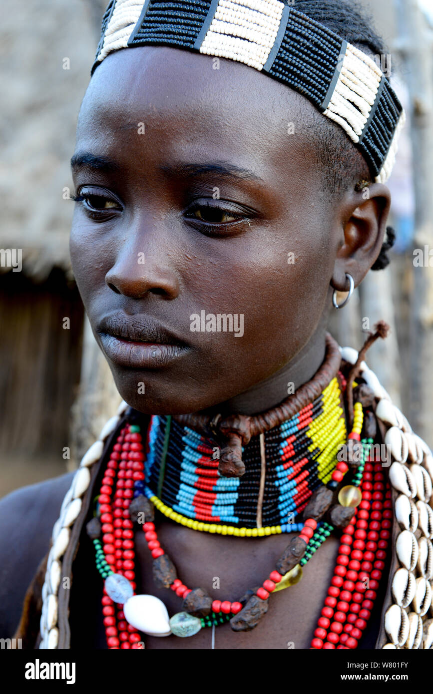 Hamer Frau mit traditionellen Kleidung und Schmuck. Hamer Stamm, untere Omo Tal. Äthiopien, November 2014 Stockfoto