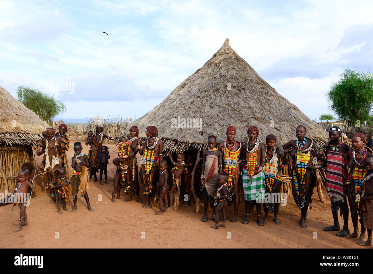 Hamer Dorf mit seinen Insassen, untere Omo Tal. Äthiopien, November 2014 Stockfoto