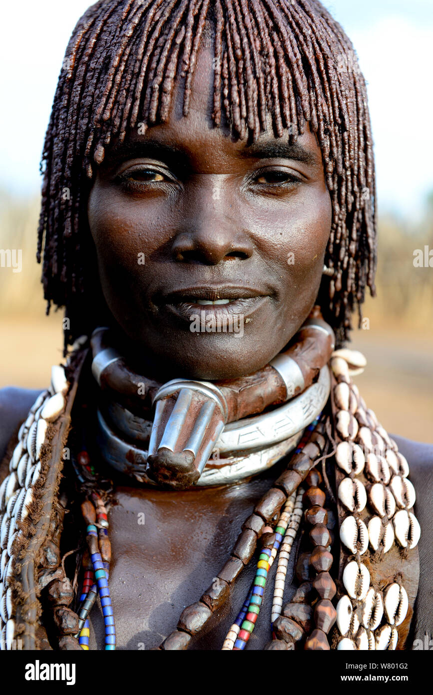 Hamer Frau mit ihrer traditionellen Kleidung und Schmuck. Gebiet der hamer Stamm. Untere Omo Tal. Äthiopien, November 2014 Stockfoto