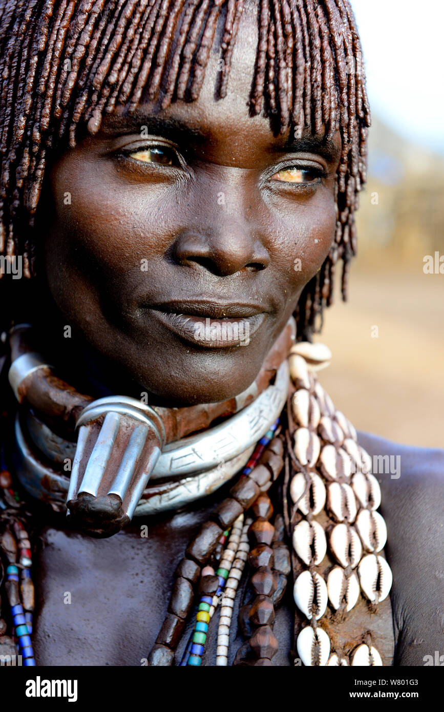 Hamer Frau mit ihrer traditionellen Kleidung und Schmuck. Gebiet der hamer Stamm. Untere Omo Tal. Äthiopien, November 2014 Stockfoto