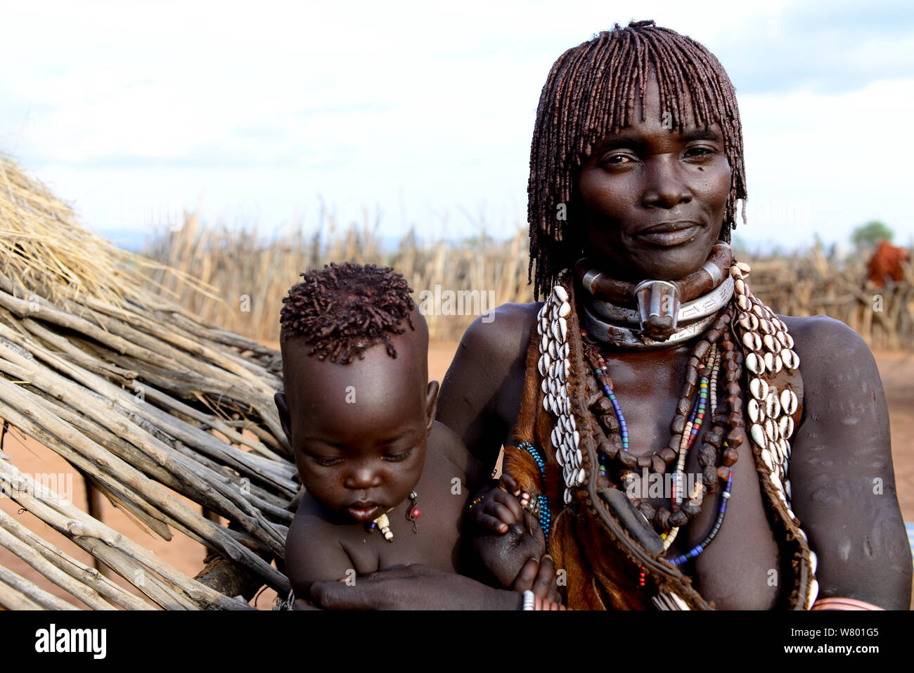 Hamer Frau mit ihrem Sohn, in der traditionellen Kleidung und Schmuck. Gebiet der hamer Stamm. Untere Omo Tal. Äthiopien, November 2014 Stockfoto