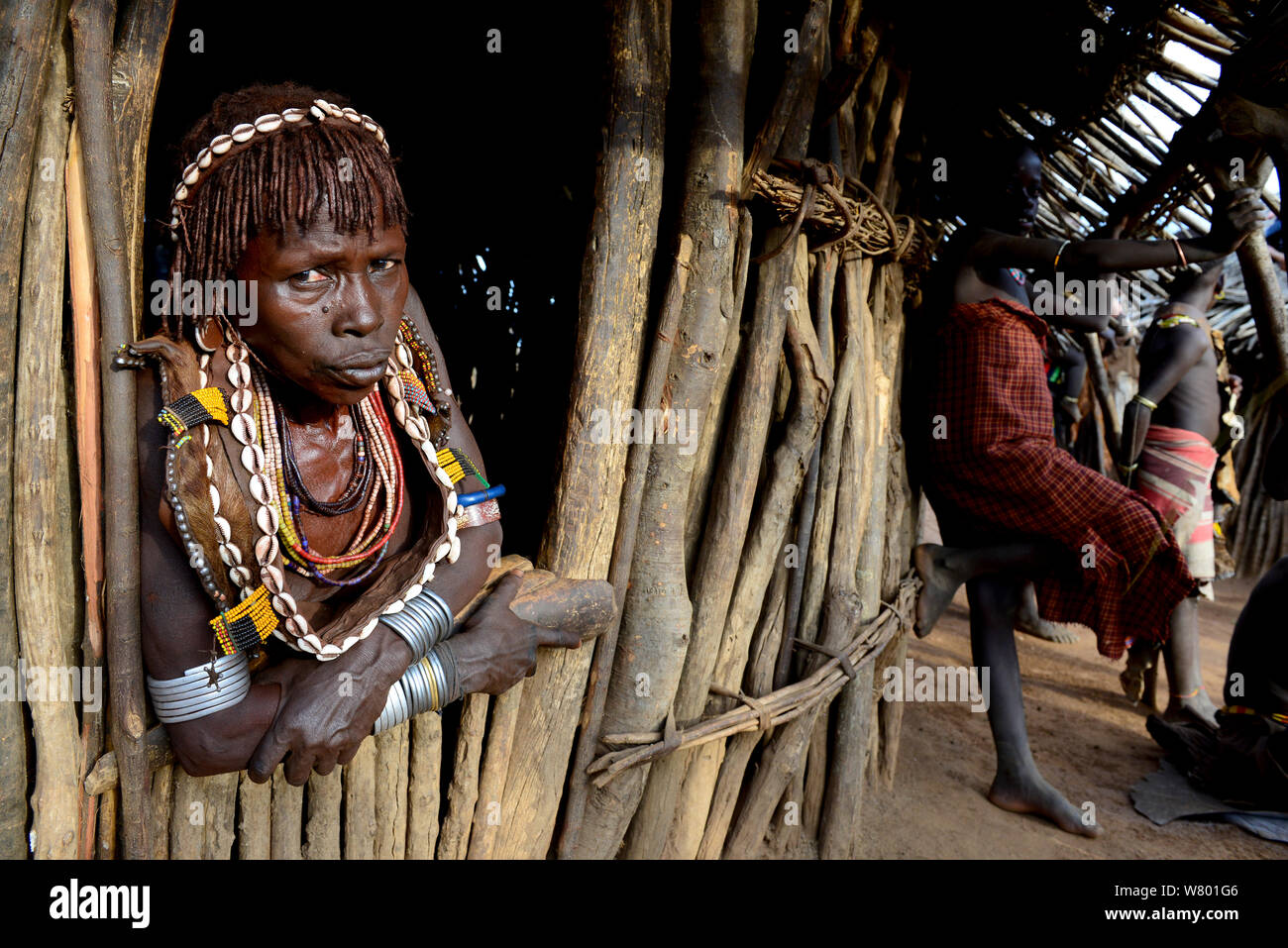 Hamer Frau mit ihrer traditionellen Kleidung und Schmuck, Out-of-Home suchen, Hamer Stamm, untere Omo Tal. Äthiopien, November 2014 Stockfoto