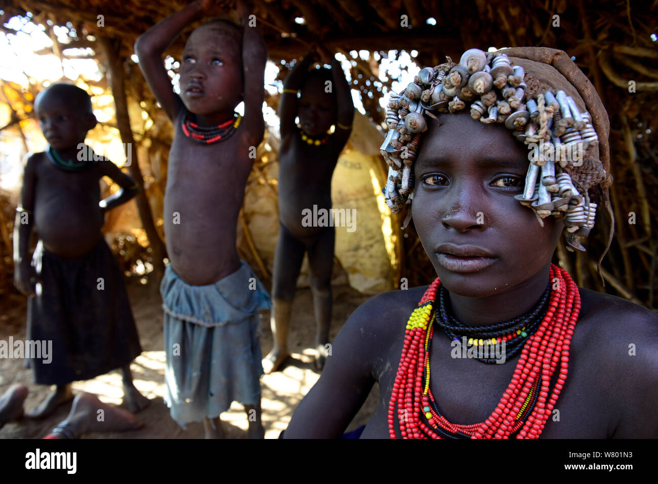 Dassanech Menschen mit ihrer traditionellen Kleidung und Schmuck. Gebiet des Stammes dassanech. Untere Omo Tal. Äthiopien, November 2014 Stockfoto