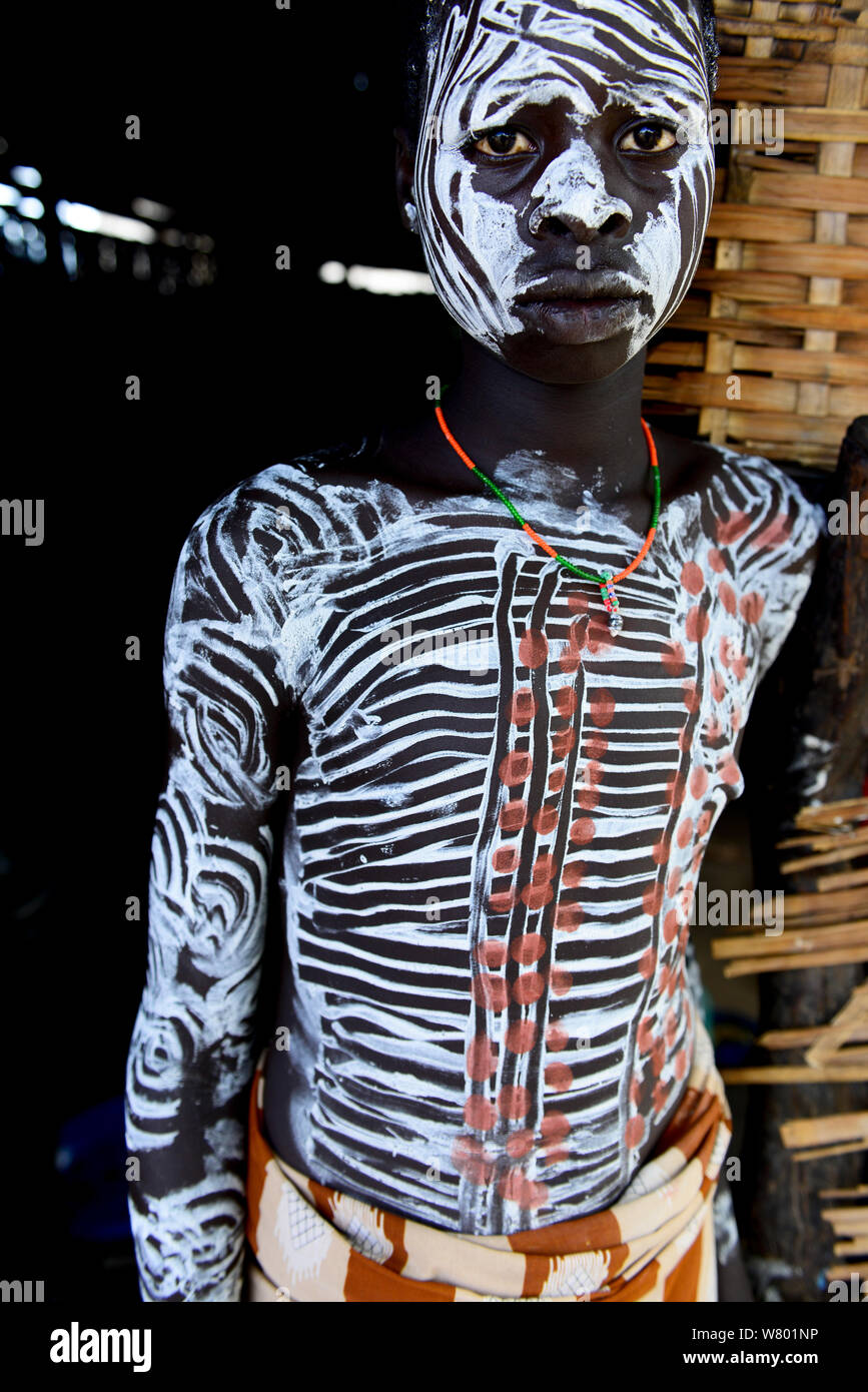 Karo-junge mit dekorativen Haut malen. Karo-Stammes, Omo-Fluss, Äthiopien, November 2014 Stockfoto
