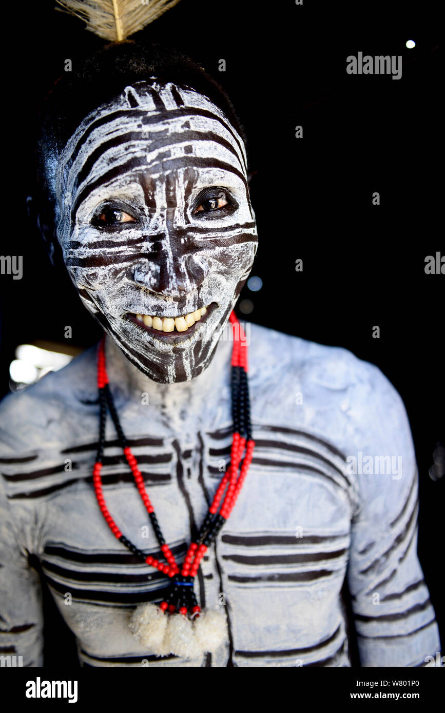 Karo Mann mit dekorativen Haut Malerei. Karo Stammes, Omo Fluss, Äthiopien, November 2014 Stockfoto